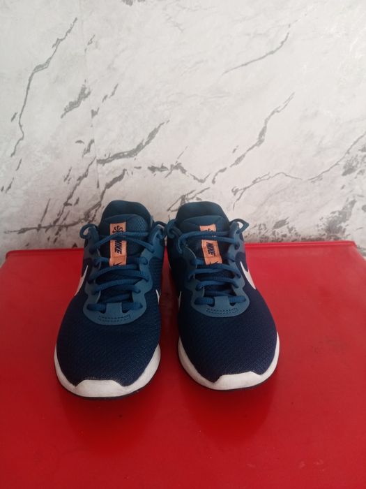 Спортивный кроссовка