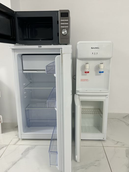 Продавам комплект хладилник Beko микловълнова Gorenje и диспесар за вода Sang