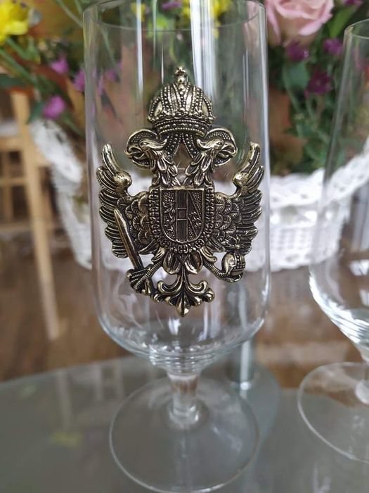 Чаши за вино с герб