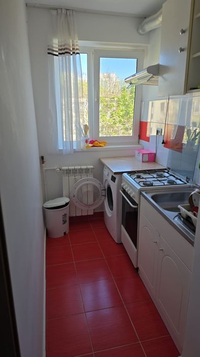 Vând apartament 3 camere zona salvare in spate la Sabrosso