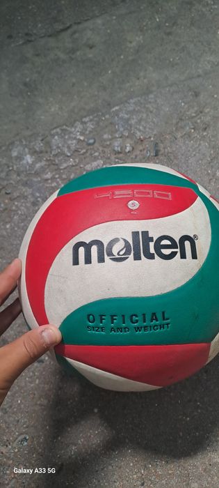 Волейбольный мячь molten