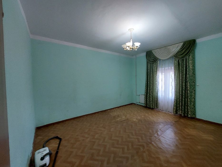 Qarshi Shahar markazidagi 3 xonali (+3 balkon) kvartira sotiladi