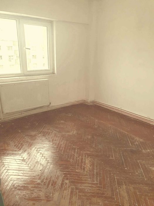 Ofer spre vanzare Apartament 4 Camere decomandat Str. Careiului