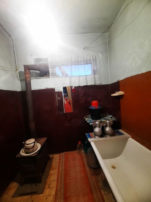 Denov tuman . Shoxbekatda uy sotiladi.