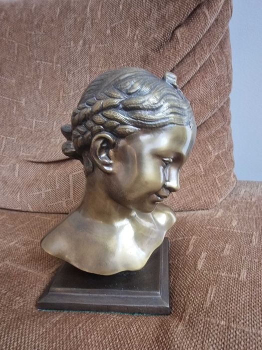 Бронзов бюст на момиче