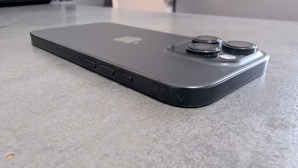 iPhone 16 pro placa defectă