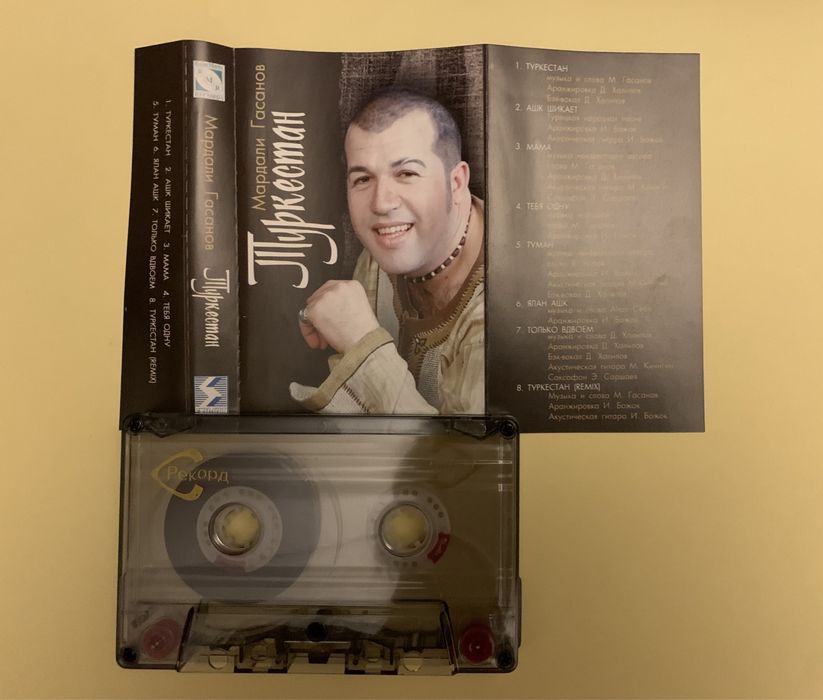 В хорошем состоянии CD диски, аудио кассеты