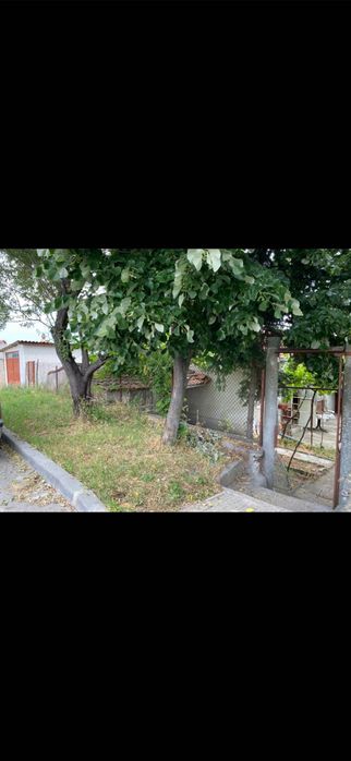 Къща с двор в с. Бенковски