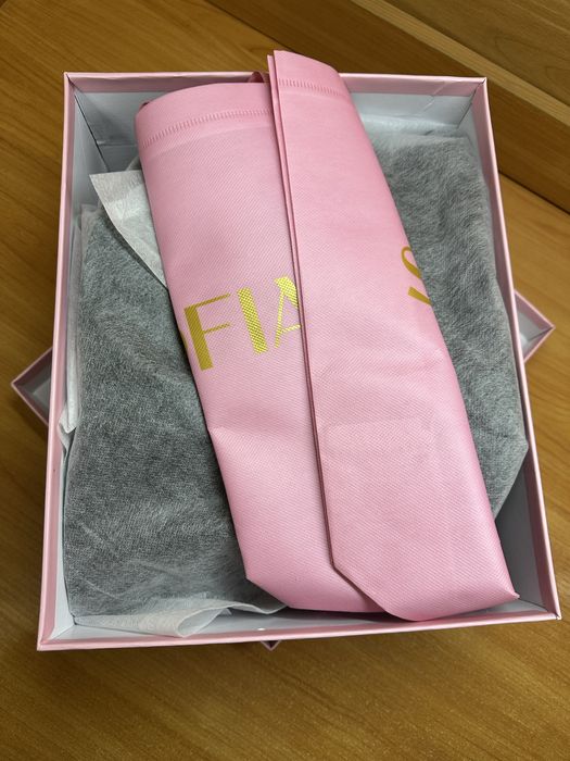 Продаются новые женские  кроссовки с утеплением