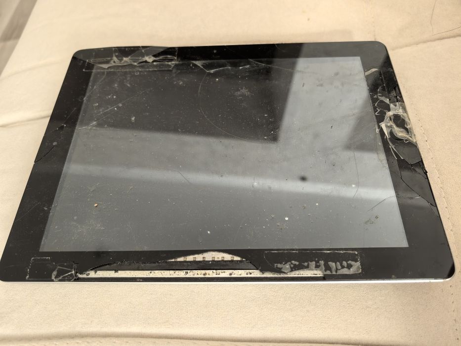 Продается на запчасти IPad 2