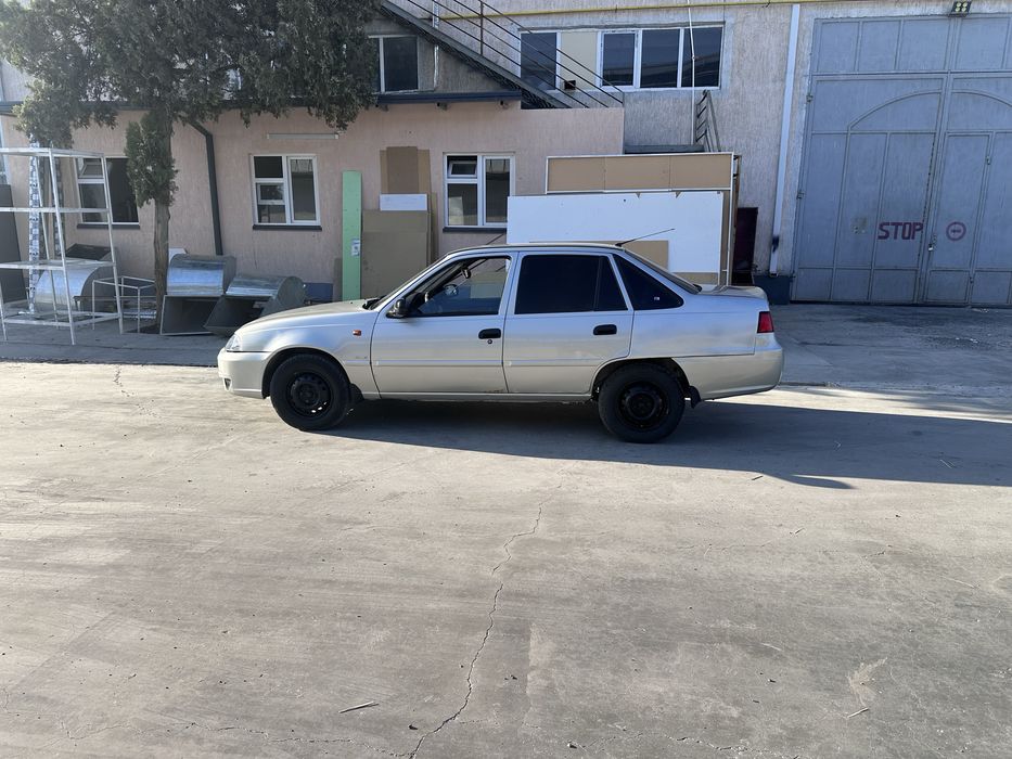 Nexia girit srochno sotiladi