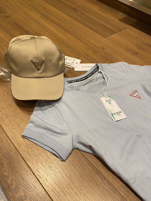 Синя тениска и шапка guess