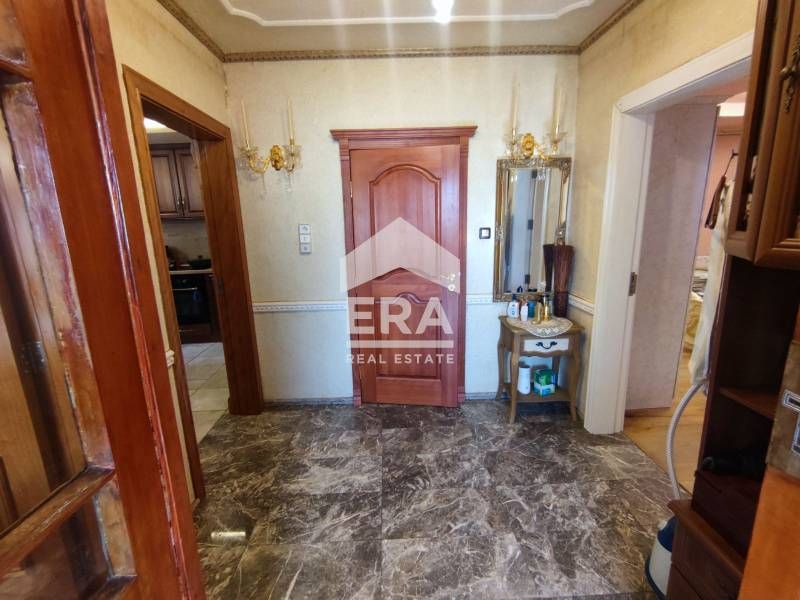 Уникална реновирана каменна къща с двор, гараж, плевня и беседка в се