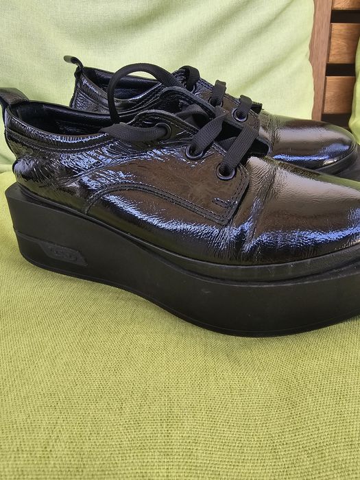 Дамски обувки от естествен лак