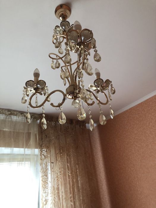 Продам          люстры     из          граненного стекла.