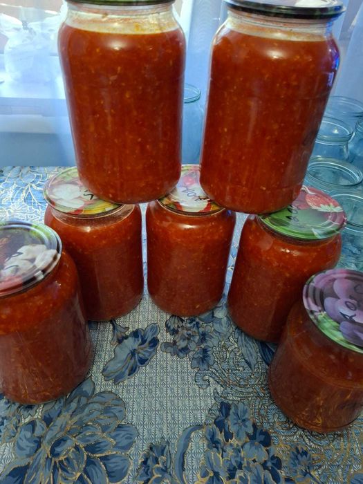 Продаются  домашняя заготовка в банках 1-литровых