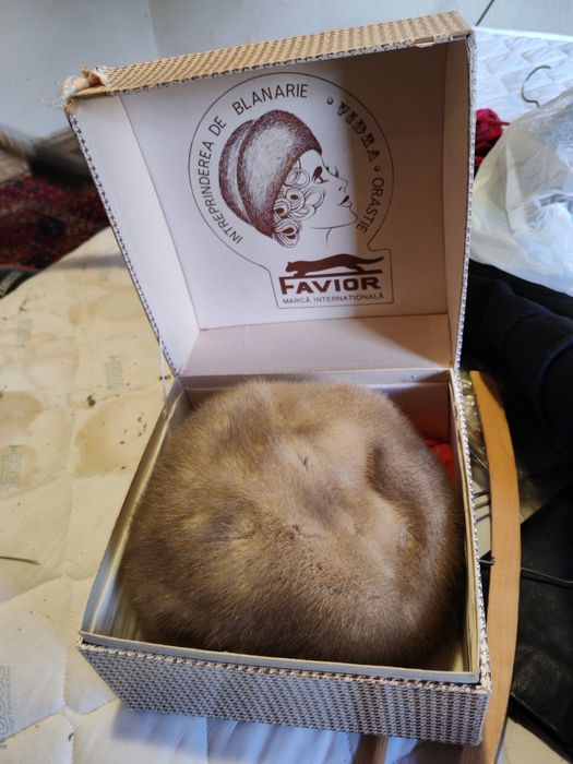 Haina de  blana naturala de nutrie + căciulă nutrie