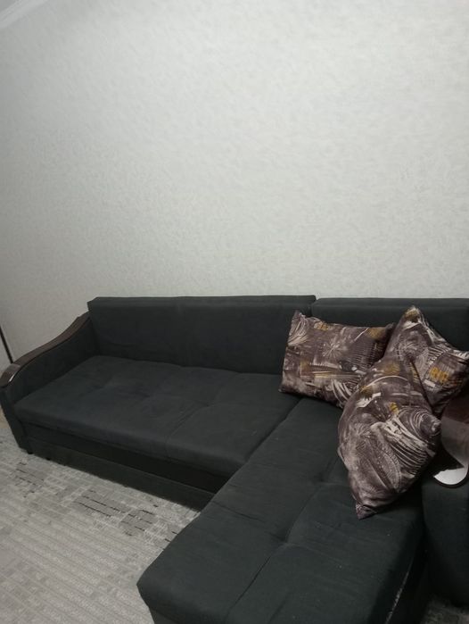 Диван-кровать с подушками