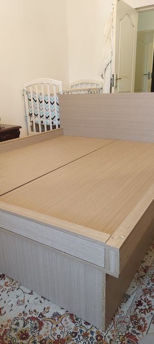 Двуспальная кровать