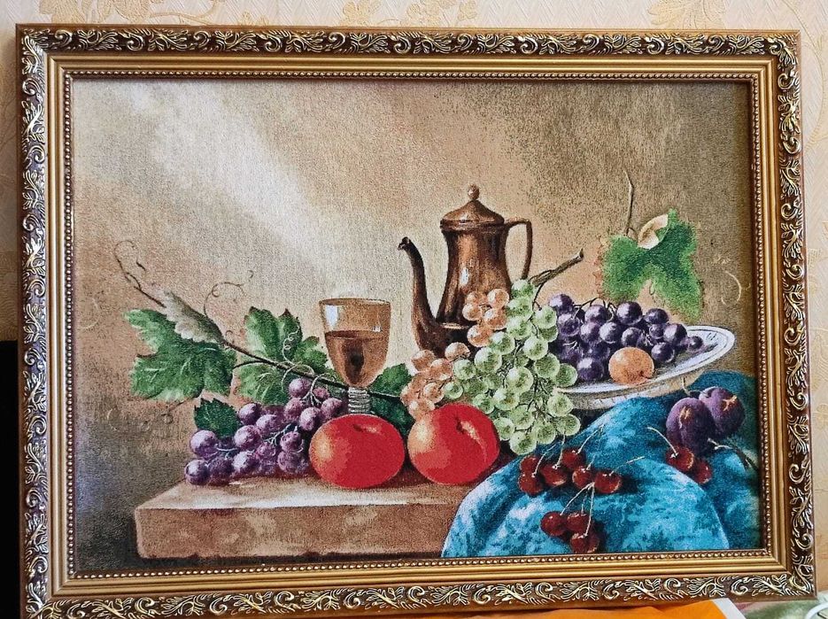 Две картины и пять рамок.