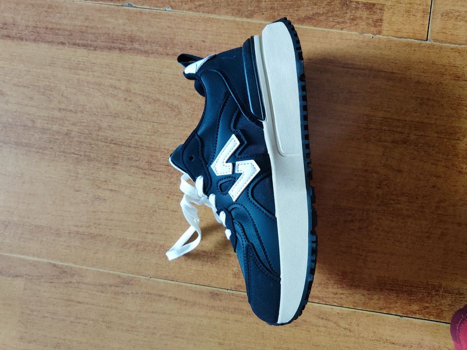 Продам женские кроссовки