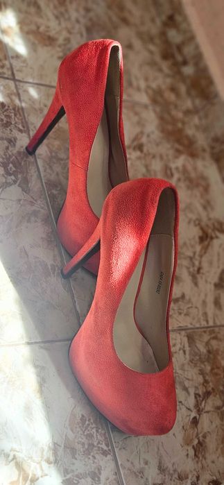 Червени обувки на висок ток
