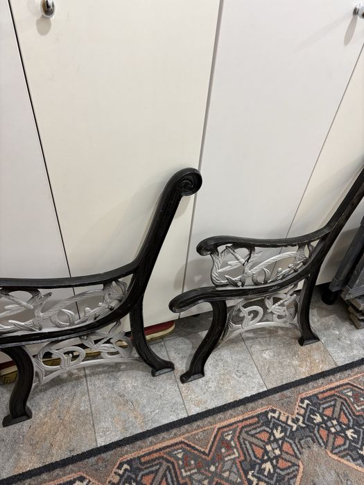 Bănci din fontă, cu elemente decorative