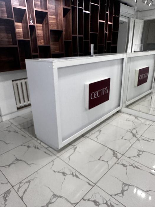 Продается ресепшн, касса, стойка, стол