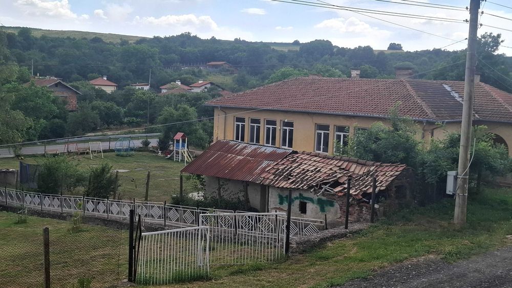 Вила с дворно място
