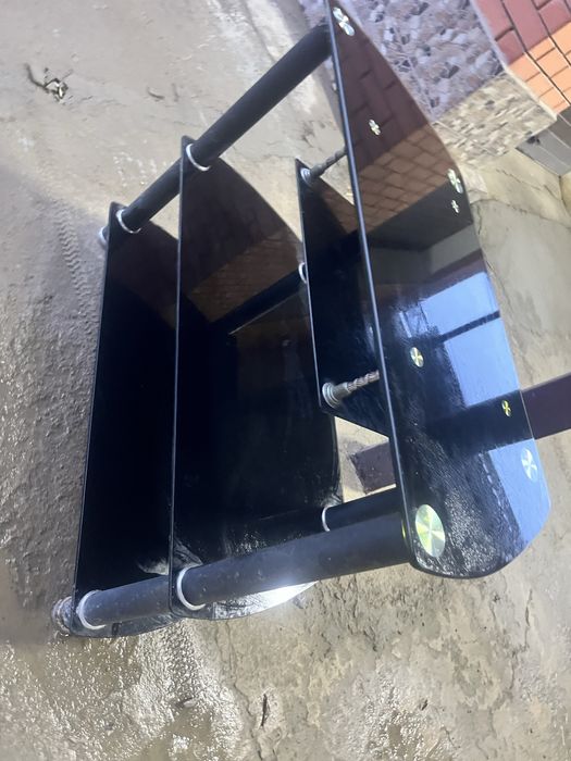 Подставка стеклнна под телевизор