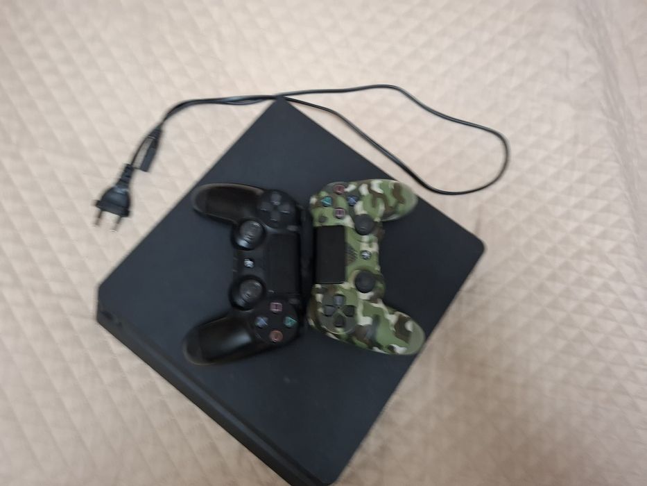 Playstation 4 slim + 2 геймпада в комлекте
