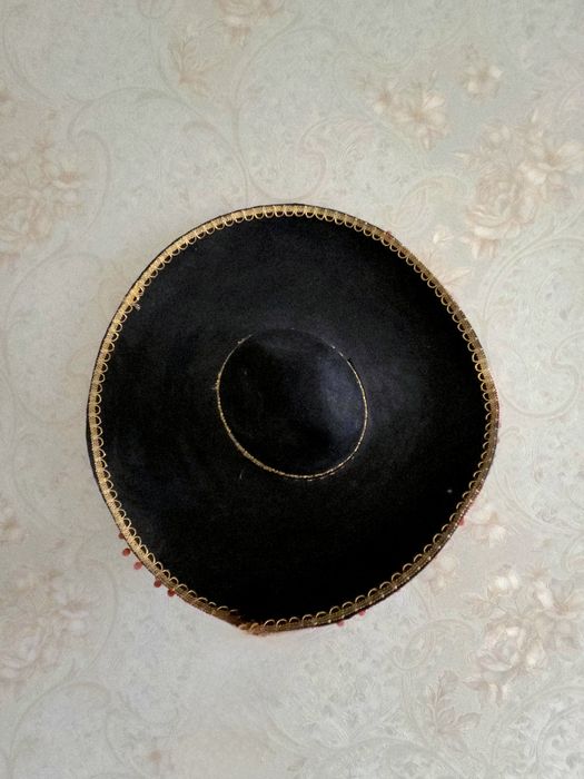 3 шляпы: 2 самбреро и 1 доули