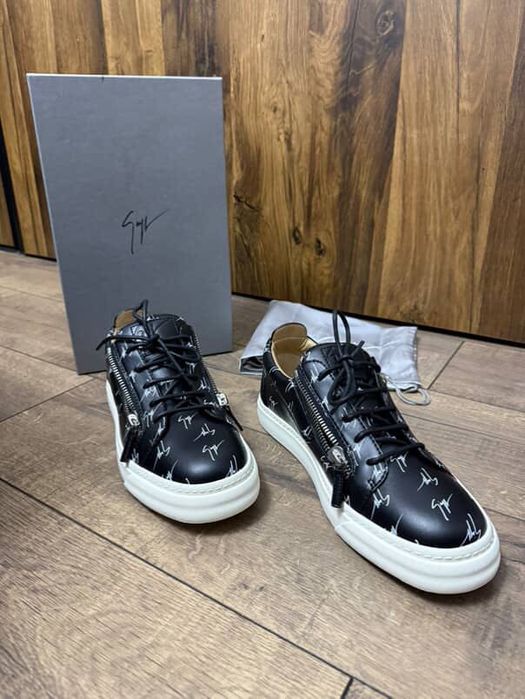 Продавам оригинални Giuseppe Zanotti Frankie Signature Double Zip.