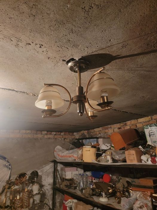 Люстра sotiladi har xil