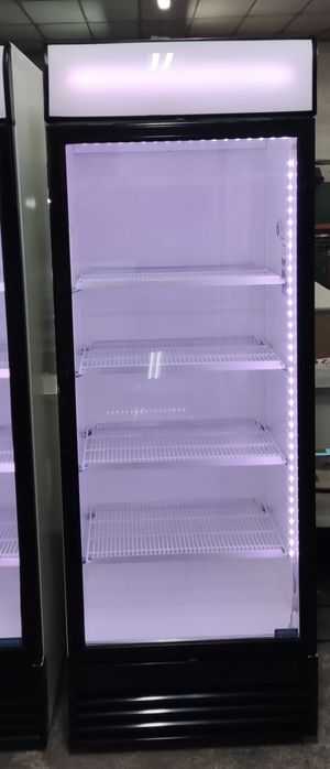 Вертикална хладилна витрина