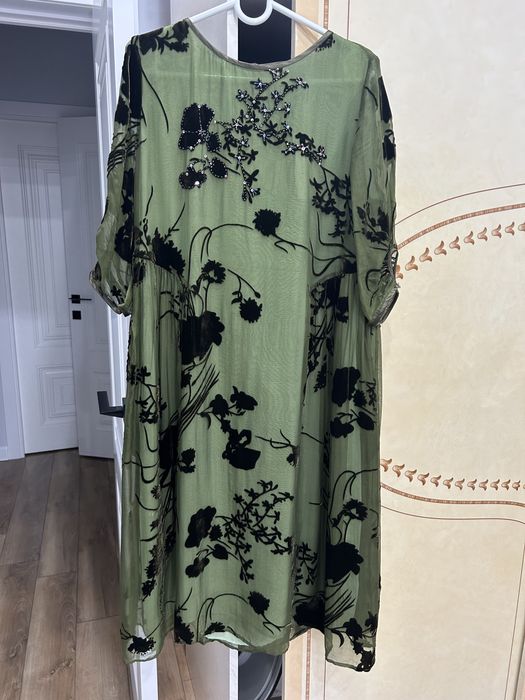 Зеленое платье из помбархата.