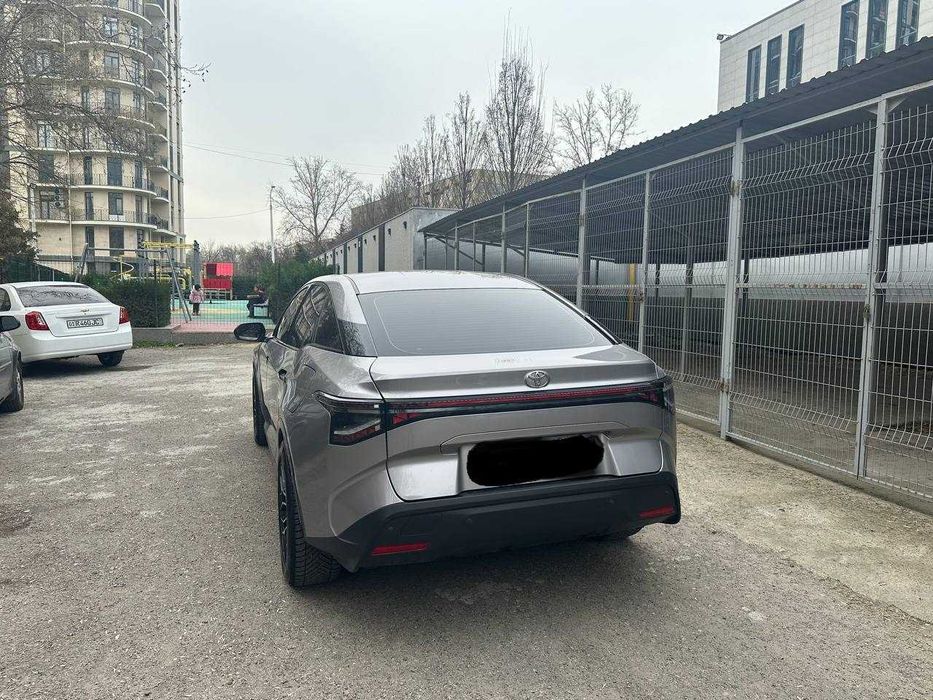 TOYOTA BZ3 срочно сотилади