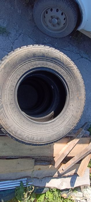 Продам резину на джип nokian