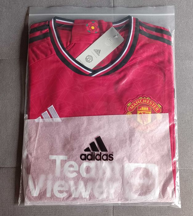 Домакински екип на Манчестър Юнайтед 2023-24