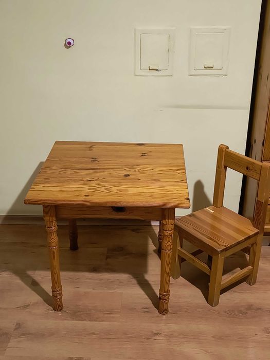 маса и стол детски от естествено дърво  за 35 евро