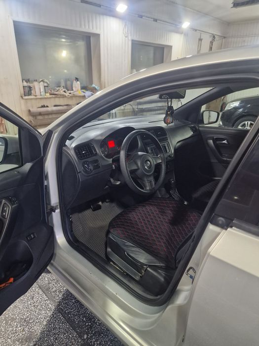 Volkswagen      polo