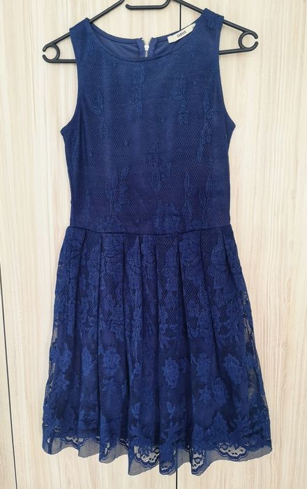 Синя рокля с дантела