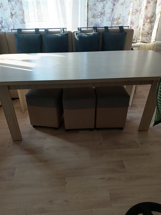 Продам стол и 4 пуфика
