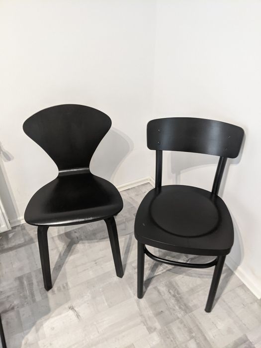Scaune negre lemn