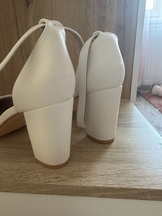 Нови бели кожени обувки