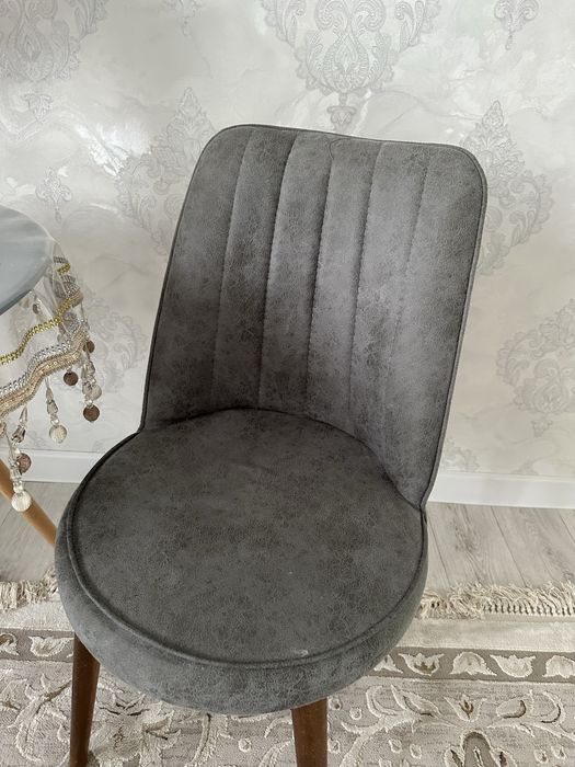 Круглый стол с стульями