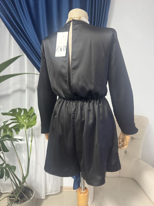 Salopeta scurta satinata de cocktail cu maneci lungi Zara marimea S