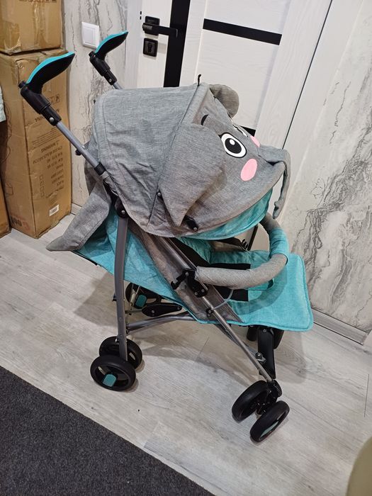 Продаётся фирменный прогулочная коляска трость