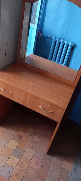 Стол женский с зеркалом