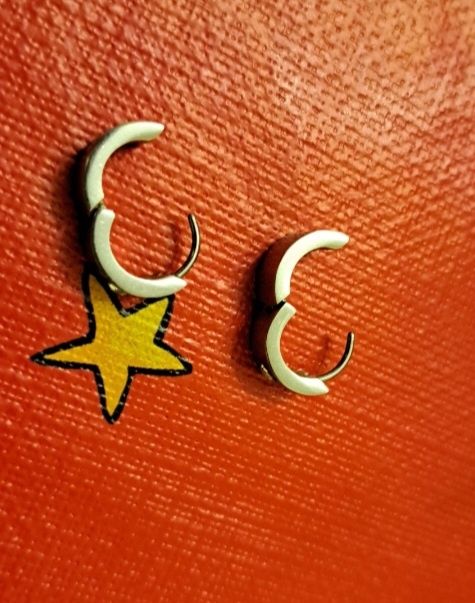 Обеци от медицинска стомана с цирконий.